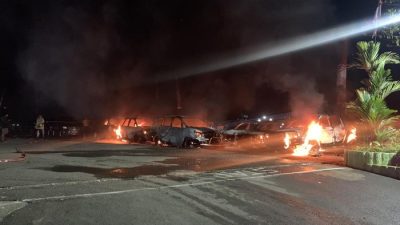13 Mobil di Kantor DPR Papua Hangus Terbakar