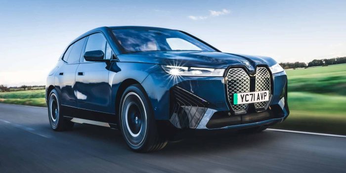 BMW iX Jadi Mobil Listrik Blue Bird untuk Layani Tamu Hotel Mewah