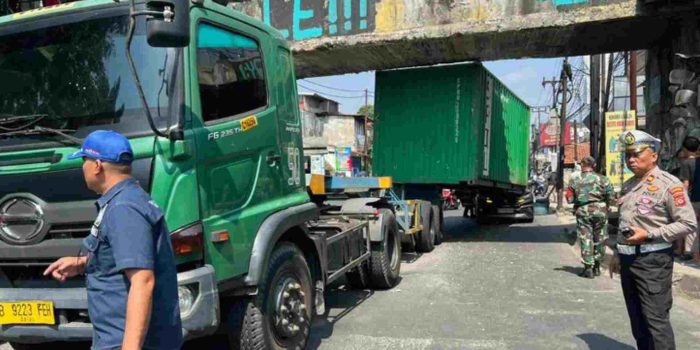 Truk Kontainer Tersangkut Talang Air