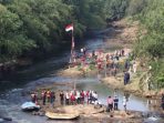 Warga Sekitar Kedung Halang Gelar Upacara HUT RI di Sungai Ciliwung yang Nyaris Kering
