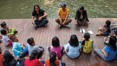 Serunya Belajar dan Berbagi Ilmu di Bantaran Sungai Cipakancilan