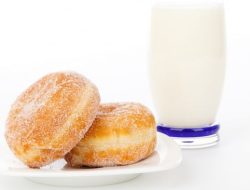 Yuk Coba Resep Donat Yogurt Segar dengan Topping Buah-buahan