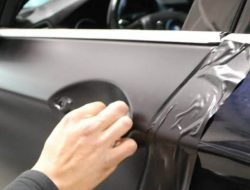 Cara Menghilangkan Stiker di Mobil Paling Mujarab, Silahkan Coba!