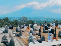 Begini Rasanya Makan dan Ngopi di Atas Bukit di Kopi Nako Puncak Kebon Jati