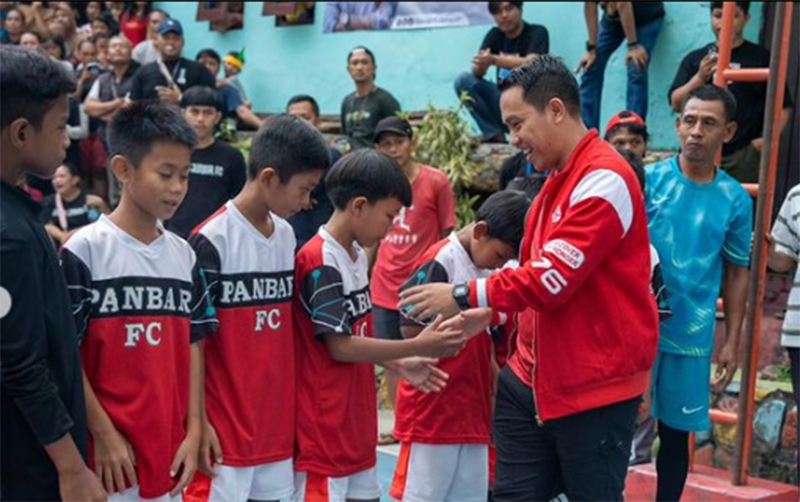 Sendi Fardiansyah menyerahkan hadiah kepada juara Sendi Fardiansyah Cup. (Foto: Instagram @sendi.fardiansyah)