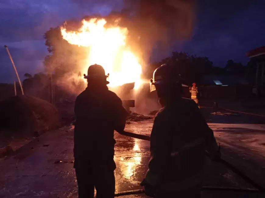Truk Tangki BBM Angkut Pertalite Terbakar di SPBU Cileungsi Bogor