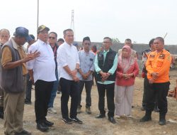 Pj. Gubernur Jabar dan Plh. Pj. Bupati Bogor Kunjungi Korban Angin Puting Beliung di Pamijahan